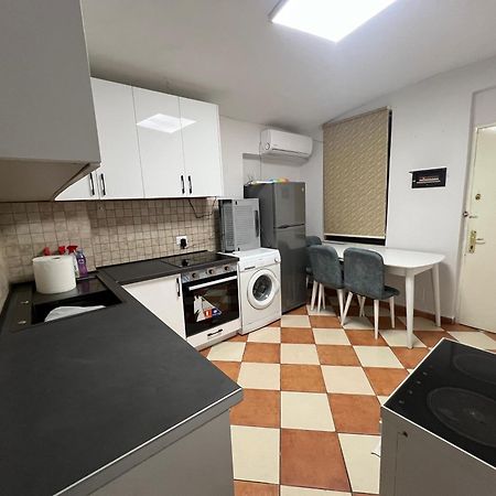 Sisterhood Hostel-Female Only Tirana Esterno foto