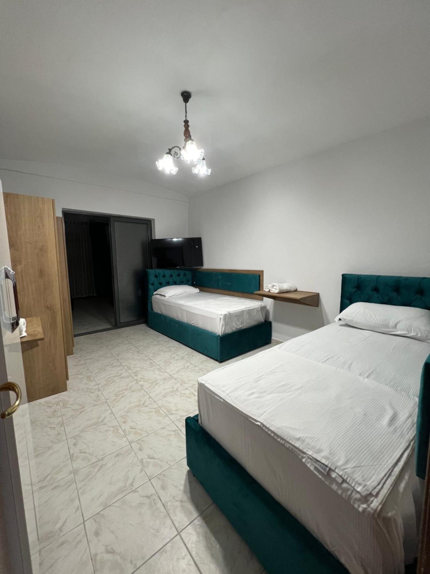Sisterhood Hostel-Female Only Tirana Esterno foto